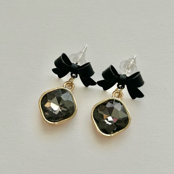 Elegant Black and Gold Bow Earrings - Picture 4 of 4